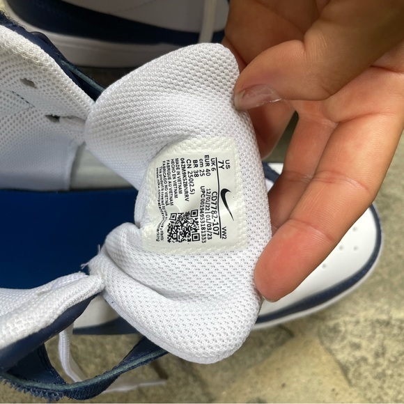 Nikes - Picture 5 of 7